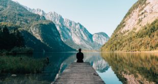 Homme méditant devant un Lac
