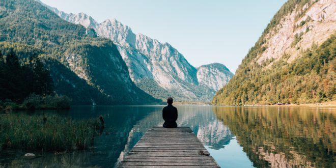 Homme méditant devant un Lac